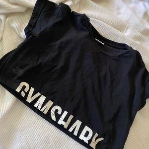 Cropped Gymshark black tee